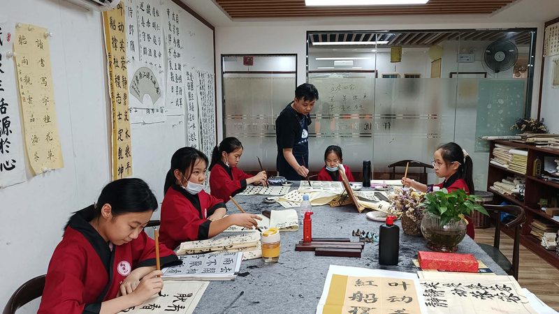 根据培训目标，企业应选择与之匹配的培训内容。这包括但不限于以下方面：