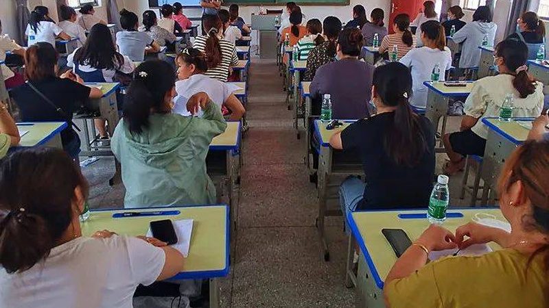 叉车培训费用主要由以下几部分构成：