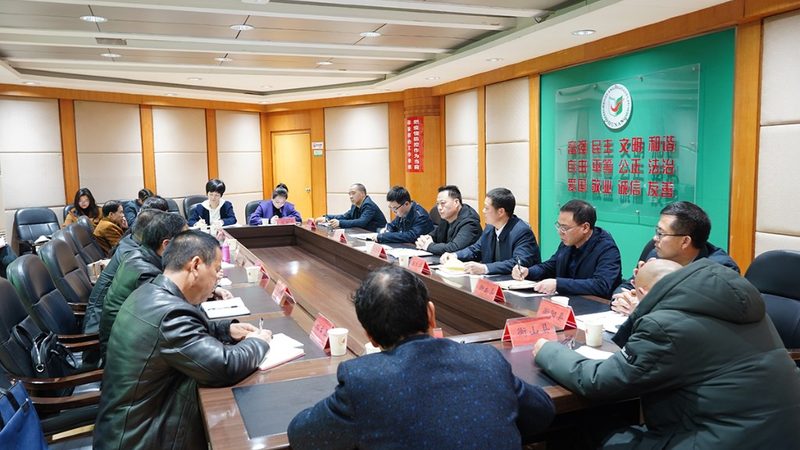 在选择成人教育机构时，要避免以下误区和陷阱：